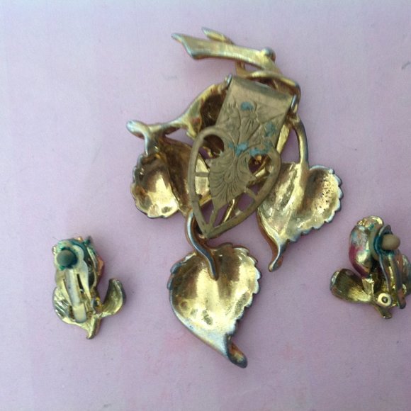 **Sale** Vintage Unsigned DeRosa Leaf Dress/Fur Clip Married Earrings - Picture 2 of 4
